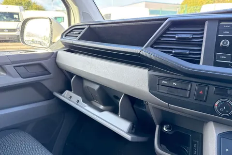 DC24GPE Volkswagen Transporter 2.0 TDI 150 Highline Kombi Van DSG Thumbnail #35