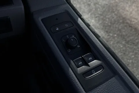 DC24GPE Volkswagen Transporter 2.0 TDI 150 Highline Kombi Van DSG Thumbnail #37