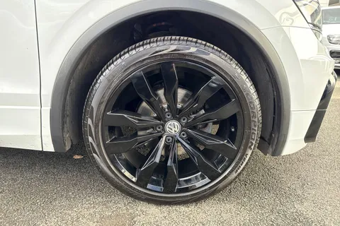 NG17OLX Volkswagen Tiguan 2.0 TDi 150 R-Line 5dr | Heated Seats | Pan Roof Thumbnail #10