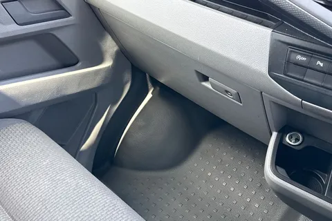 DG74EDK Volkswagen Transporter 2.0 TDI 110 Highline Van Thumbnail #20