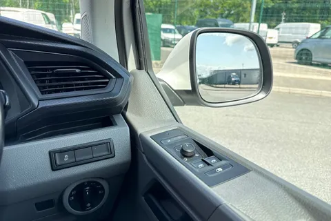 DG74EDK Volkswagen Transporter 2.0 TDI 110 Highline Van Thumbnail #21