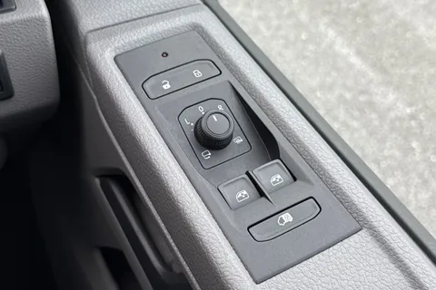 DG74ECW Volkswagen Transporter 2.0 TDI 110 Highline Van Thumbnail #40