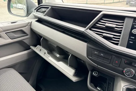 DG74ECW Volkswagen Transporter 2.0 TDI 110 Highline Van Thumbnail #46