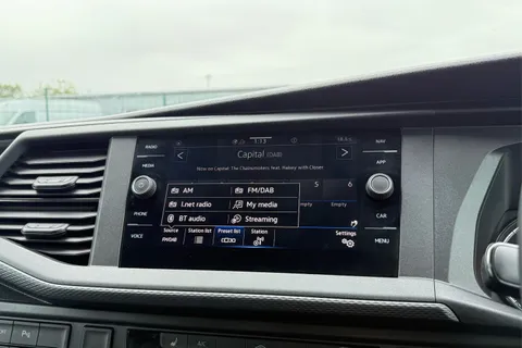 DG74ECW Volkswagen Transporter 2.0 TDI 110 Highline Van Thumbnail #49