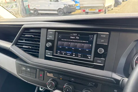 CX24NZD Volkswagen Transporter 2.0 TDI 150 Highline Kombi Van DSG Thumbnail #36