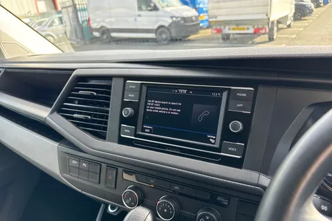 CX24NZD Volkswagen Transporter 2.0 TDI 150 Highline Kombi Van DSG Thumbnail #38