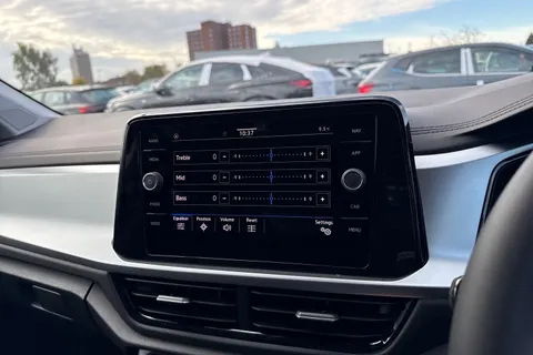  Volkswagen T-Roc 1.5 TSI Match DSG Euro 6 (s/s) 5dr Thumbnail #46