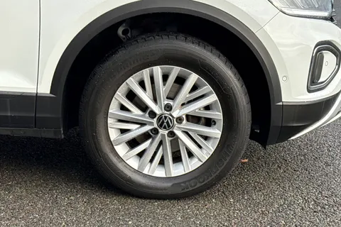 10 of 50 for Volkswagen T-Roc 1.5 TSI Life DSG Euro 6 (s/s) 5dr