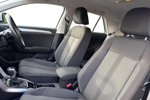 16 of 50 for Volkswagen T-Roc 1.5 TSI Life DSG Euro 6 (s/s) 5dr