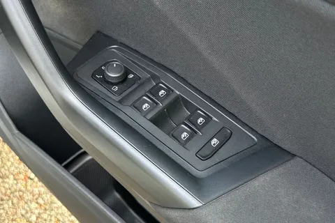 21 of 50 for Volkswagen T-Roc 1.5 TSI Life DSG Euro 6 (s/s) 5dr