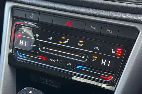 22 of 50 for Volkswagen T-Roc 1.5 TSI Life DSG Euro 6 (s/s) 5dr