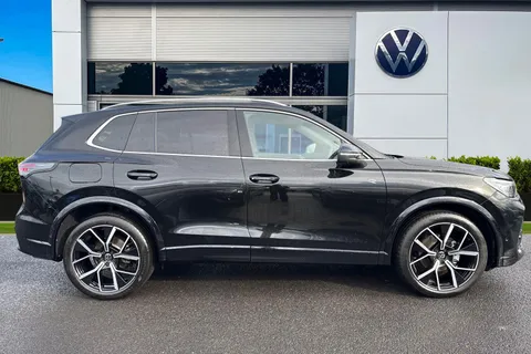 KT74RWF Volkswagen Tiguan 1.5 eTSI 150 R-Line 5dr DSG **PANORAMIC ROOF, DRIVER ASSITANCE PACK** Thumbnail #4
