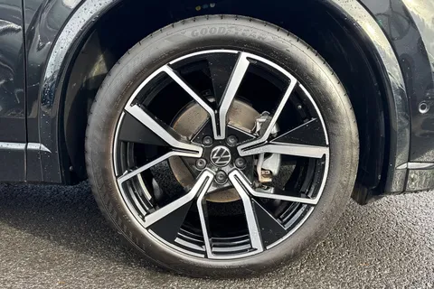 KT74RWF Volkswagen Tiguan 1.5 eTSI 150 R-Line 5dr DSG **PANORAMIC ROOF, DRIVER ASSITANCE PACK** Thumbnail #11