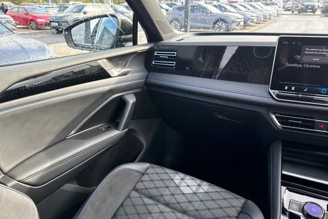 KT74RWF Volkswagen Tiguan 1.5 eTSI 150 R-Line 5dr DSG **PANORAMIC ROOF, DRIVER ASSITANCE PACK** Thumbnail #21