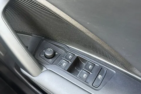 KT74RWF Volkswagen Tiguan 1.5 eTSI 150 R-Line 5dr DSG **PANORAMIC ROOF, DRIVER ASSITANCE PACK** Thumbnail #22