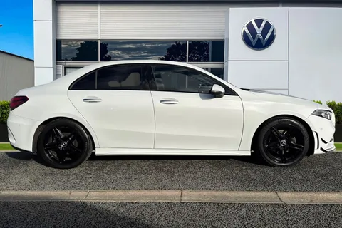 CN70WOM Mercedes-Benz A Class 2.0 A200d AMG Line (Premium 2) 8G-DCT Euro 6 (s/s) 4dr Thumbnail #4