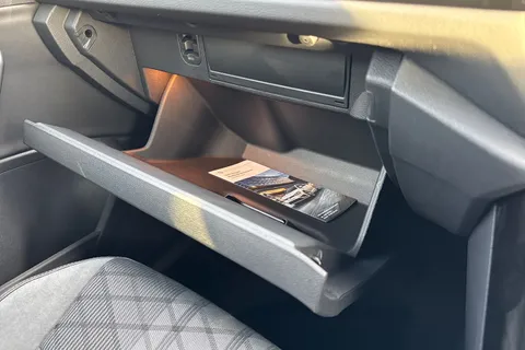  Volkswagen T-Roc 1.5 TSI Black Edition Plus DSG Euro 6 (s/s) 5dr Thumbnail #44