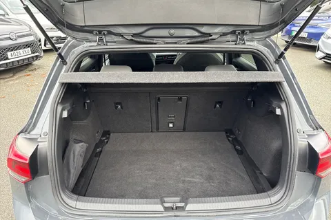 KM72LZV Volkswagen Golf 1.5 TSI 130PS R-Line 5dr | HEATED SEATS | SATNAV | 18' ALLOYS Thumbnail #6