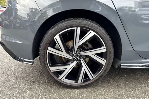 KM72LZV Volkswagen Golf 1.5 TSI 130PS R-Line 5dr | HEATED SEATS | SATNAV | 18' ALLOYS Thumbnail #10