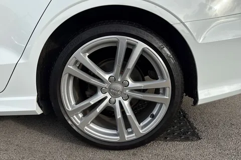 13 of 61 for Audi A3 2.0 TDI S line S Tronic quattro Euro 6 (s/s) 4dr (Nav)