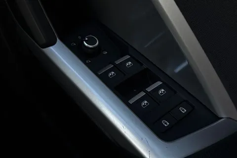 LT22KBV Audi Q3 Sport 35 TDI 150 PS S tronic Thumbnail #38