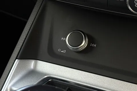 LT22KBV Audi Q3 Sport 35 TDI 150 PS S tronic Thumbnail #41