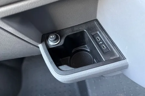 DG74EAX Volkswagen Transporter 2.0 TDI 110 Highline Van Thumbnail #33