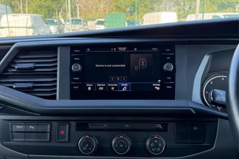 DG74EAX Volkswagen Transporter 2.0 TDI 110 Highline Van Thumbnail #44