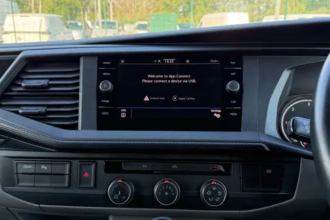 DG74EAX Volkswagen Transporter 2.0 TDI 110 Highline Van Thumbnail #45