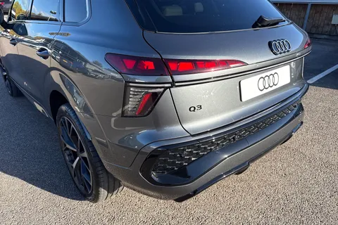 Audi Q3 1.5 e-hybrid Launch Edition S Tronic Euro 6 (s/s) 5dr 26kWh Thumbnail #8