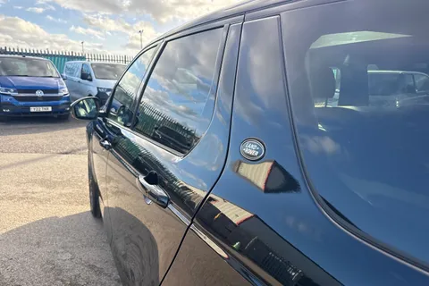 DU68YWR Land Rover Discovery Sport 2.0 TD4 Landmark Auto 4WD Euro 6 (s/s) 5dr Thumbnail #33
