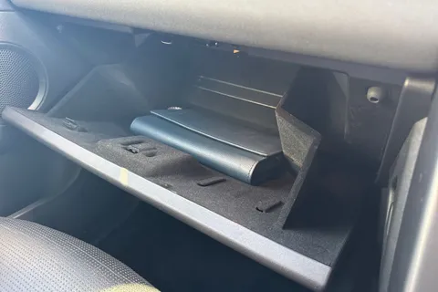 DU68YWR Land Rover Discovery Sport 2.0 TD4 Landmark Auto 4WD Euro 6 (s/s) 5dr Thumbnail #42