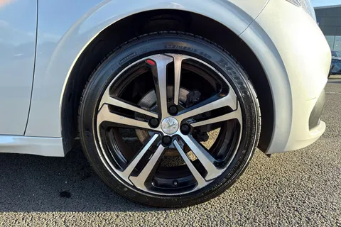 DA67BGV PEUGEOT 208 1.2 PureTech GT Line Euro 6 (s/s) 5dr Thumbnail #10