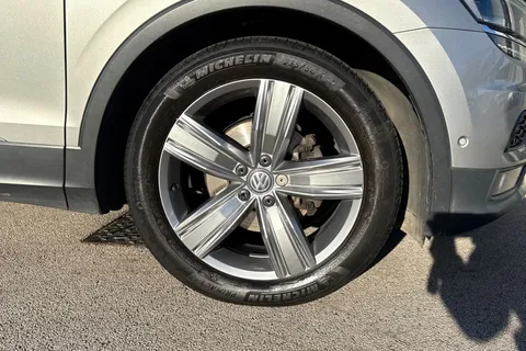 MD18NXO Volkswagen Tiguan 2.0 TDI SEL DSG Euro 6 (s/s) 5dr Thumbnail #11