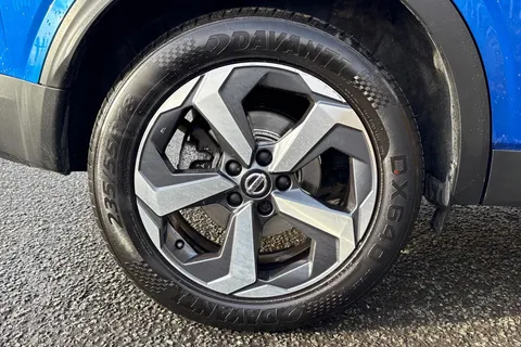 DE71LRJ Nissan Qashqai 1.3 DIG-T MHEV N-Connecta XTRON Euro 6 (s/s) 5dr Thumbnail #13