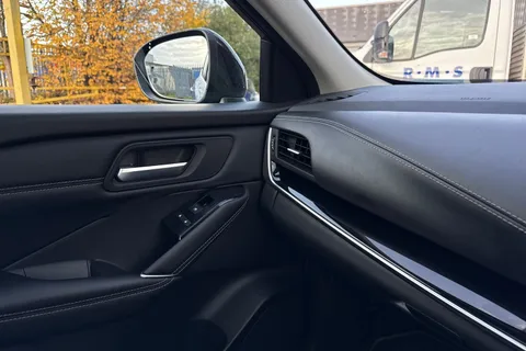 DE71LRJ Nissan Qashqai 1.3 DIG-T MHEV N-Connecta XTRON Euro 6 (s/s) 5dr Thumbnail #33