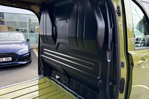 BA25KXR Volkswagen Transporter 2.0 TDI 150 Commerce Pro Van Automatic Thumbnail #31