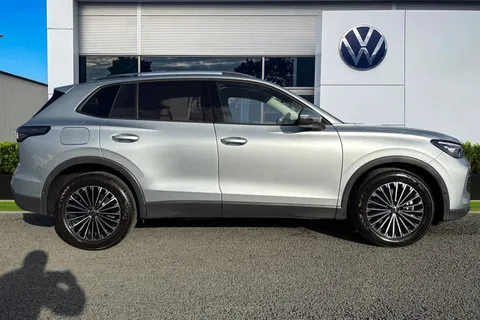 CY25GOJ Volkswagen Tiguan 2.0 TDI Match 5dr DSG ⭐Winter pack, Steel space saver spare wheel ⭐ Thumbnail #4