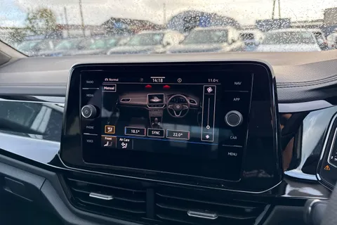  Volkswagen T-Roc 1.5 TSI Black Edition Plus SUV 5dr Petrol DSG Euro 6 (s/s) (150 ps) Thumbnail #22