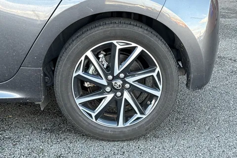 LJ23JLE Toyota Yaris 1.5 VVT-h Design E-CVT Euro 6 (s/s) 5dr Thumbnail #13