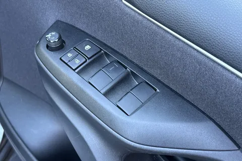 LJ23JLE Toyota Yaris 1.5 VVT-h Design E-CVT Euro 6 (s/s) 5dr Thumbnail #22