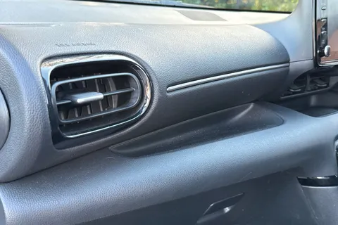 LJ23JLE Toyota Yaris 1.5 VVT-h Design E-CVT Euro 6 (s/s) 5dr Thumbnail #32