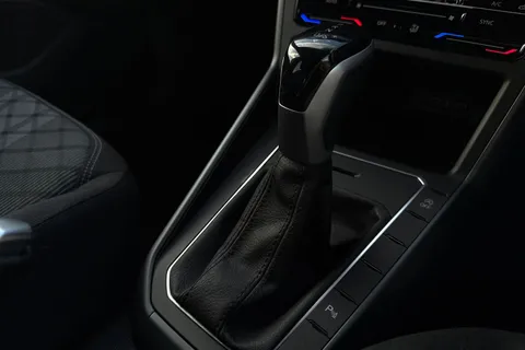 FG22HKP Volkswagen Polo 1.0 TSI 110 R-Line 5dr DSG **17' BERGAMO ALLOYS** Thumbnail #38