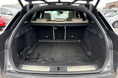 OV19XJY Land Rover Range Rover Velar 2.0 D240 R-Dynamic HSE Auto 4WD Euro 6 (s/s) 5dr Thumbnail #8