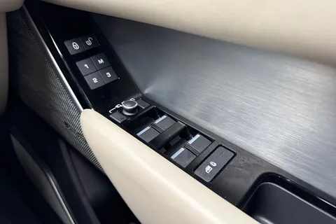 OV19XJY Land Rover Range Rover Velar 2.0 D240 R-Dynamic HSE Auto 4WD Euro 6 (s/s) 5dr Thumbnail #22