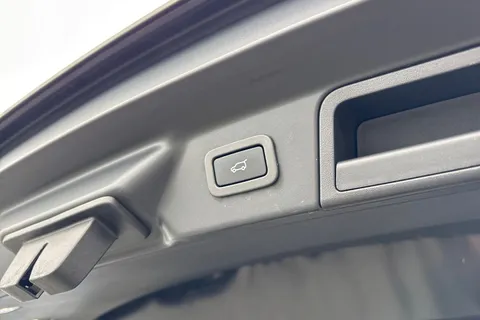 OV19XJY Land Rover Range Rover Velar 2.0 D240 R-Dynamic HSE Auto 4WD Euro 6 (s/s) 5dr Thumbnail #29