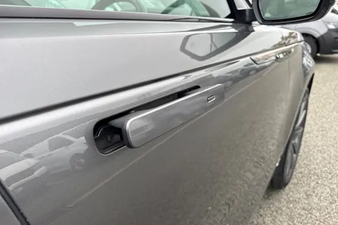 OV19XJY Land Rover Range Rover Velar 2.0 D240 R-Dynamic HSE Auto 4WD Euro 6 (s/s) 5dr Thumbnail #31