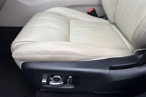 OV19XJY Land Rover Range Rover Velar 2.0 D240 R-Dynamic HSE Auto 4WD Euro 6 (s/s) 5dr Thumbnail #39