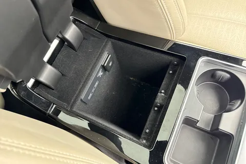 OV19XJY Land Rover Range Rover Velar 2.0 D240 R-Dynamic HSE Auto 4WD Euro 6 (s/s) 5dr Thumbnail #43