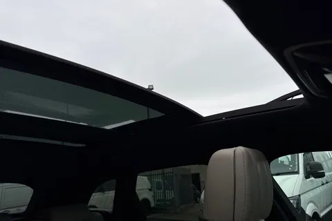 OV19XJY Land Rover Range Rover Velar 2.0 D240 R-Dynamic HSE Auto 4WD Euro 6 (s/s) 5dr Thumbnail #47